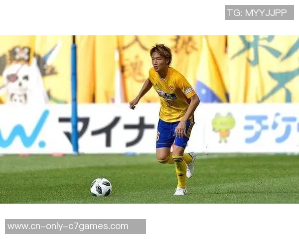 日本国脚后卫时隔9个月德甲重返首发，从中后卫到左后卫多面反击